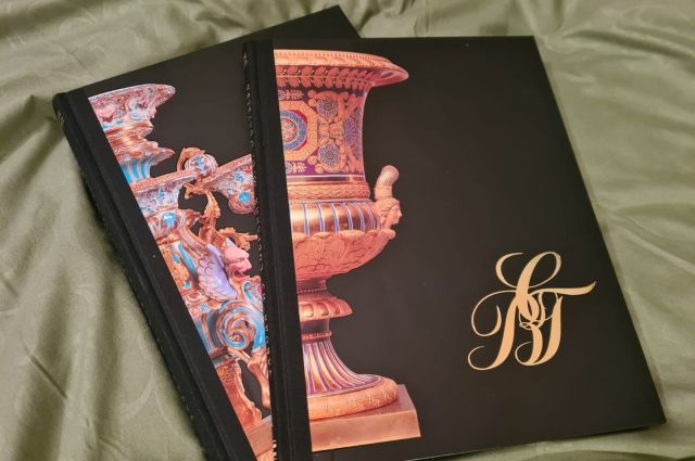 Экземпляр книги о петербургском фарфоре подарят королеве Великобритании